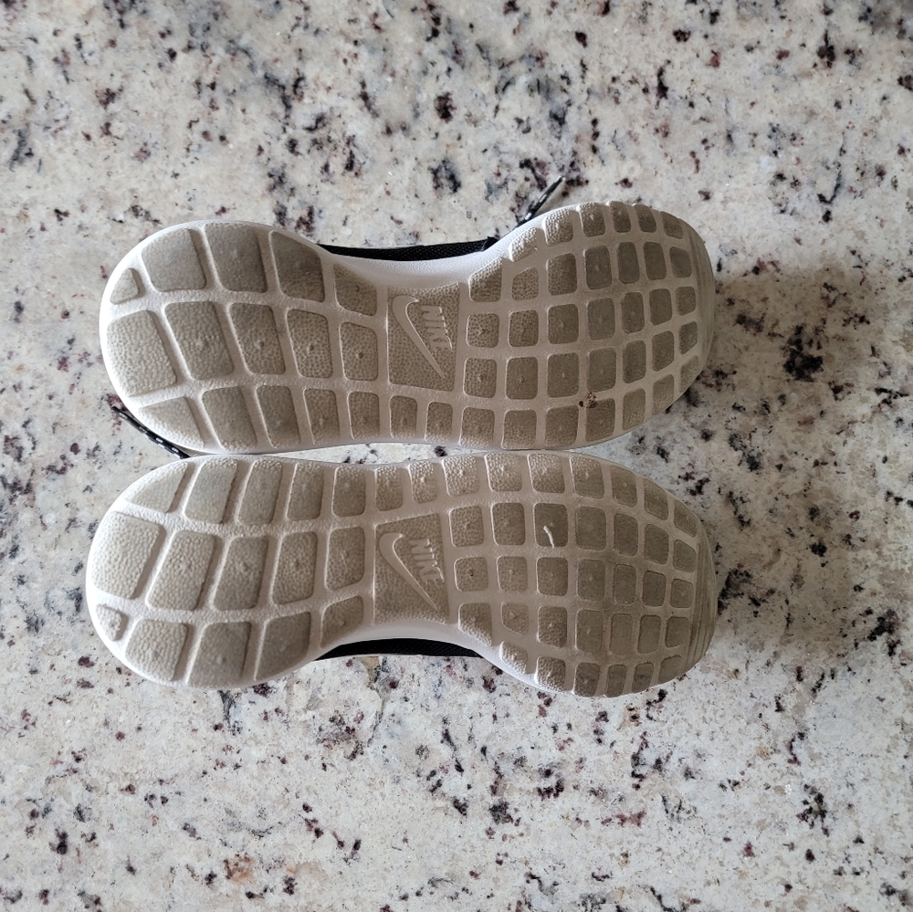 Nike Roshe One Women's Sneakers in Black & White. Size 7.5 Good Condition - Picture 8 of 16